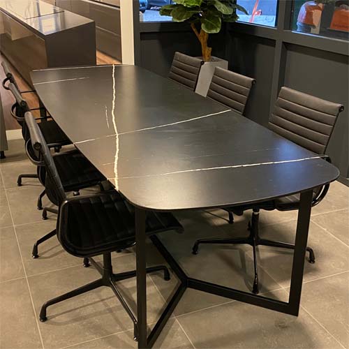 Tafel showroom 8